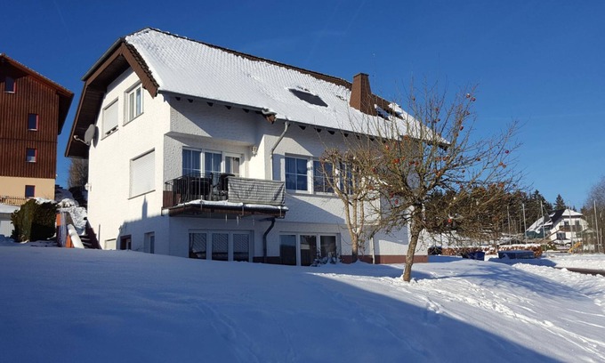 Hellenthal Apartamento | Naturpark Eifel, modern apartment with 2 bedrooms and distant views