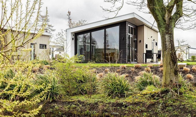 Avenhorn Chalet De Esquí | ✓ Natuurlodge at Park Westerkogge ✓ Holiday home for 4 people ✓ Located in Berkhout (North Holland) ✓ Waterfront holiday resort ✓ Book directly at the resort
