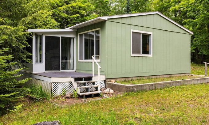 Northport Casa | Nautical 2-bedroom house with WiFi, AC, Water View in welcoming Northport
