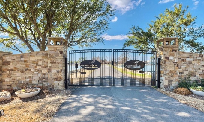 Cedar Creek Reservoir Casa | Nautical Lake View Cottage on Enchanted Isles Island, Cedar Creek Lake, Texas