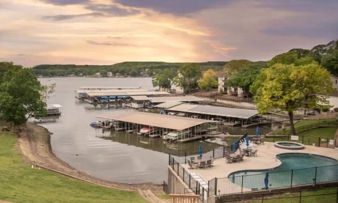 Lake Ozark Apartamento | Nautical nook condo