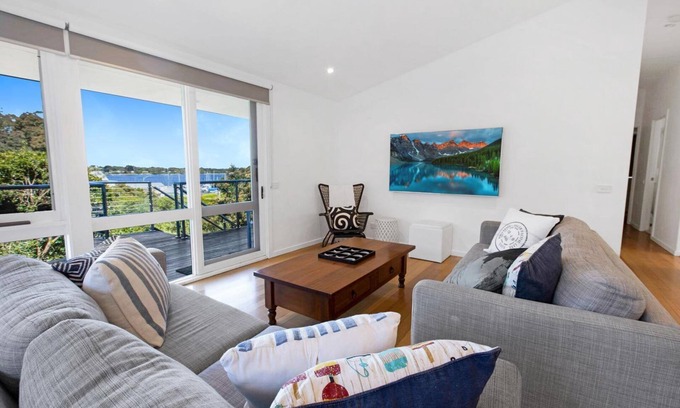 Metung Casa | Nautique: A breathtaking view of the harbour in this treed neighbourhood