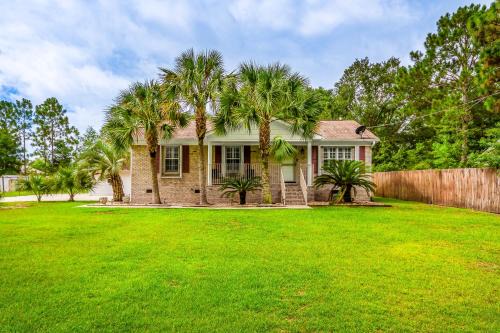 Navarre Casa | Navarre Home with Palm Tree Views about 4 Mi to Beach!