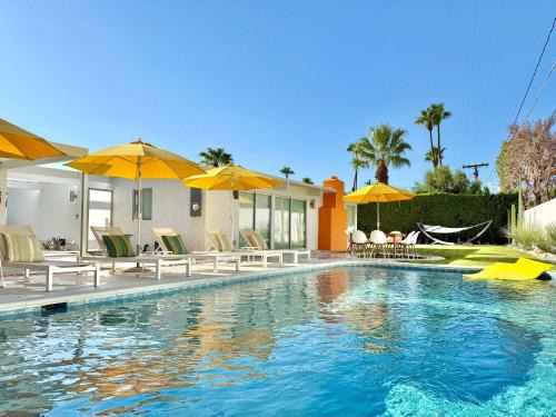 Racquet Club Estates Casa | Navigate Stays Yellow Umbrella Poolside Escape