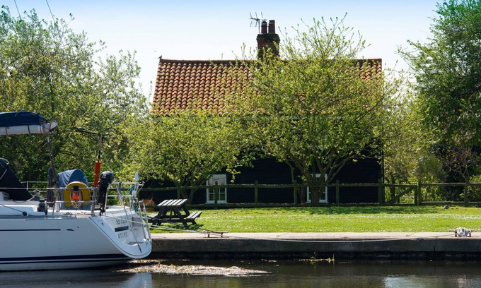 Beckingham Cabaña | Navigation Cottage on the Historic Sea Lock overlooking the Nature Reserve