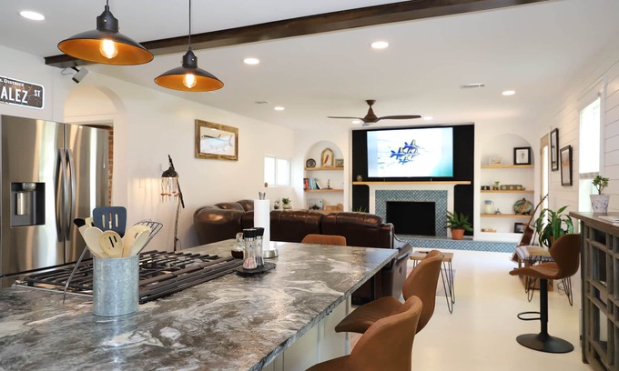 Navy Point Cabaña | Cozy Comfy Home and game room, near NAS & downtown