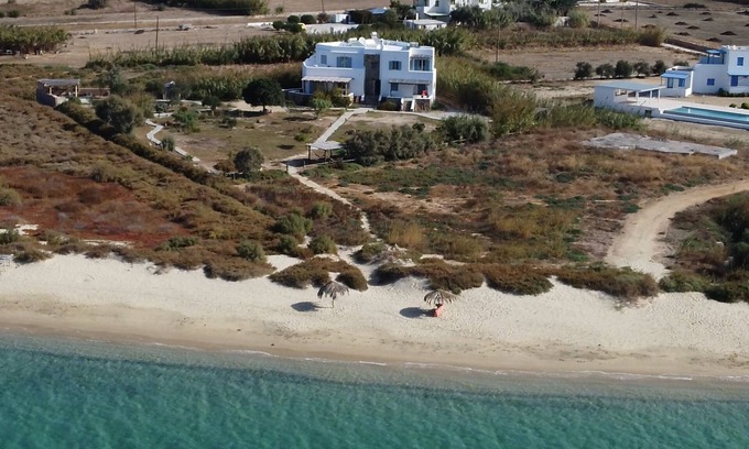 Maragas Casa | Una hermosa casa de playa en la playa de Plaka en Naxos, a un minuto de la playa.