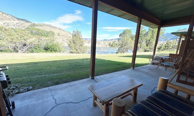 Gardiner Cabina | Charming Riverside Cabin on Yellowstone River - 2 Bedrooms & 2 Bathrooms, Relax