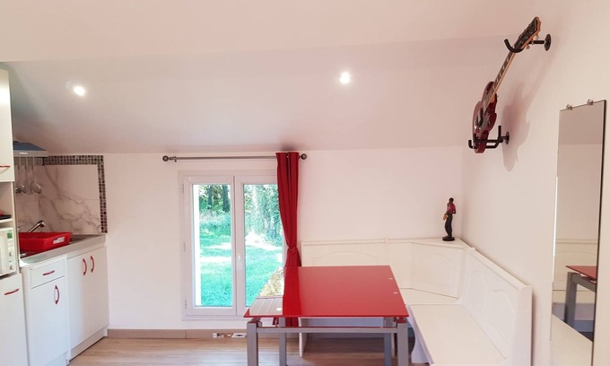 Annesse-et-Beaulieu Apartamento | (N°11) Nice new 2-room apartment with garden view, free private parking