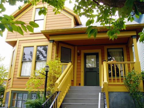 Eliot Apartamento | NE Portland Oregon Modern Victorian Duplex
