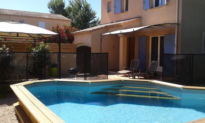 Entraigues-sur-la-Sorgue Casa | Near AVIGNON, air-conditioned house, pool, 4 bedrooms.