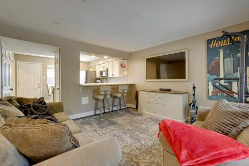 Humble Apartamento | Near Airport and Interstate Houston Area Townhome