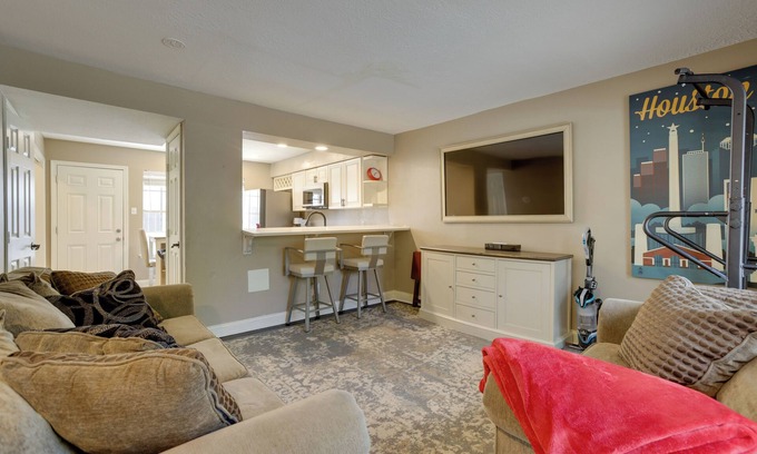 Humble Condominio | Near Airport & Interstate: Houston Area Townhome