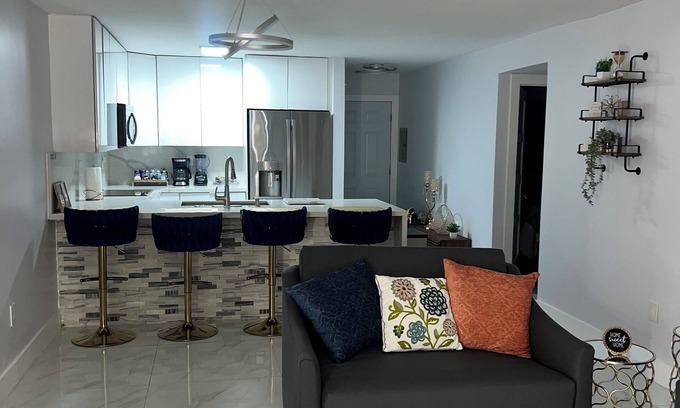 Hialeah Apartamento | Near Airport king size bed parking