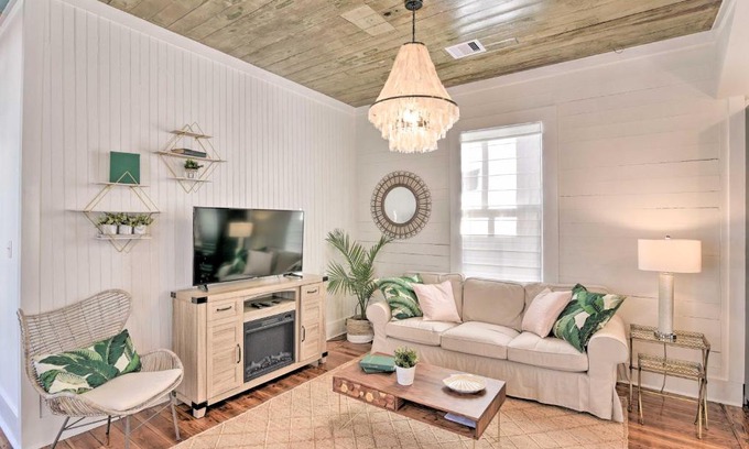 Galveston Casa | Near Beach and Strand Bright Cottage in Galveston