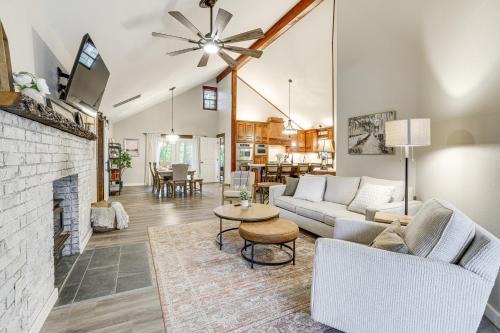 Pineville Casa | Near Bella Vista Trails and Elk River Family Home!