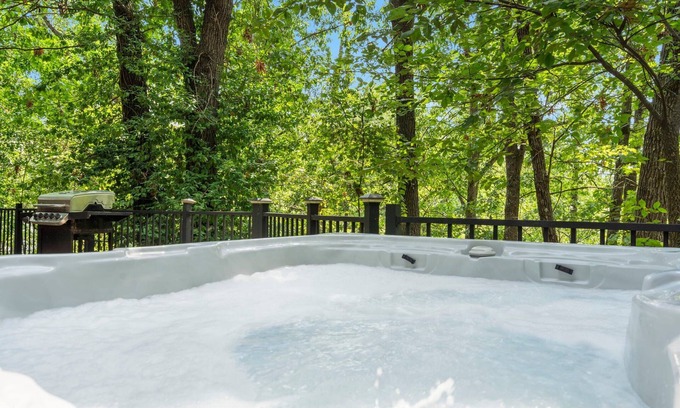 Big Cedars Cabina | Near Big Cedar! Real LogCabin! Private Hottub! Free Tickets