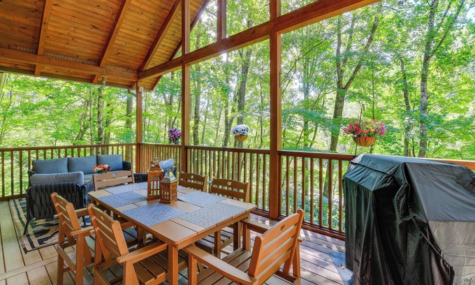 North Fork Township Cabina | Near Boone-Custom Built Cabin: 3 BR 3 BA w/Hot Tub