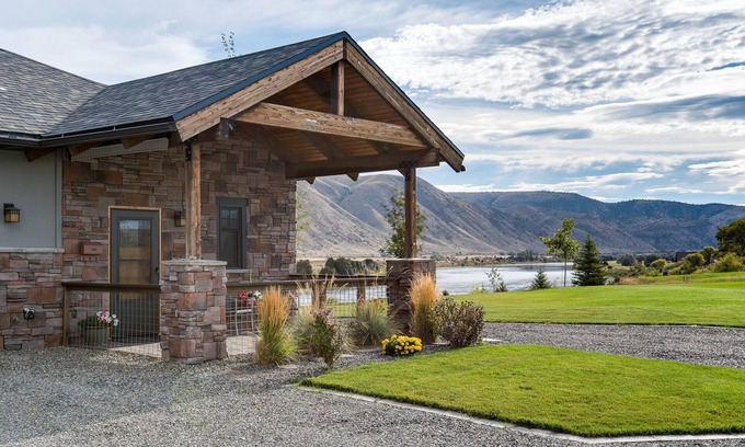 Toston Casa | Cerca de Bozeman ~ Modern Rustic Retreat ~ Casa de huéspedes privada ~ en el río Missouri