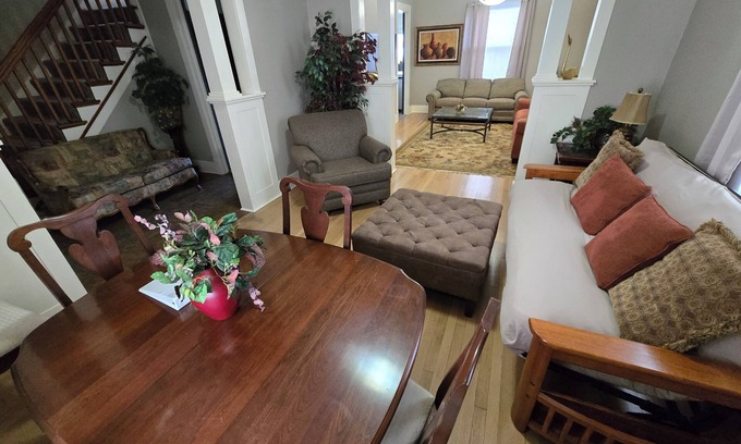Omaha Cama Y Desayuno | Near Charles Schwab Field, Epply Airfield, Riverfront, CHI Arena, Old Market