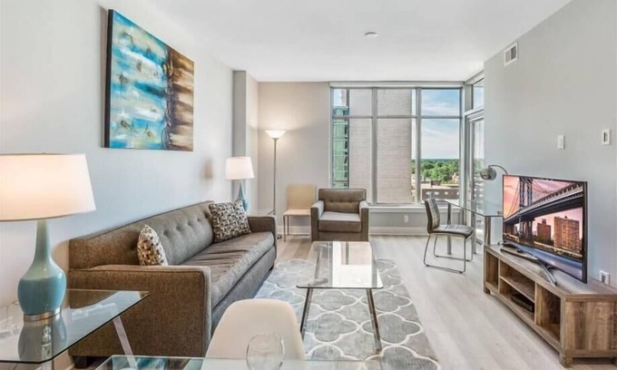 Woodmont Triangle Apartamento | Near Chevy Chase | Kitchen w/ USB Charging | Take Metro to DC | by GLS