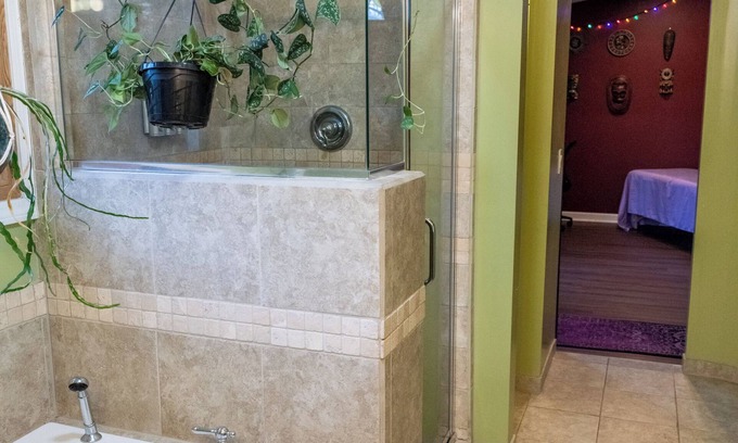 Mount Pleasant Casa | Near CMU and casino with Hot Tub, gym, fireplace