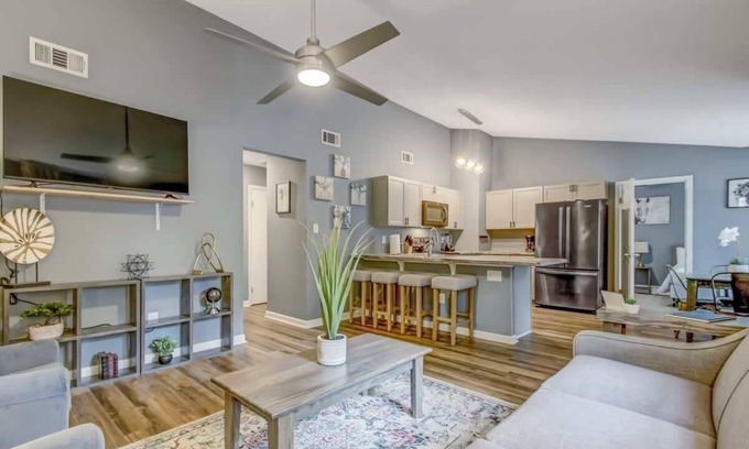 Savannah Casa | Near Dining & Downtown- Moon River District Digs