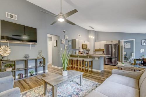 Savannah Casa | Near Dining & Downtown- Moon River District Digs
