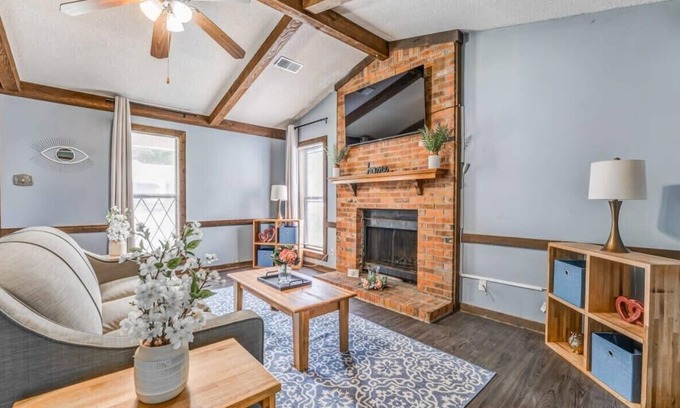 Ellendale Casa | Near Dining & MEM - Hickory Hill Home