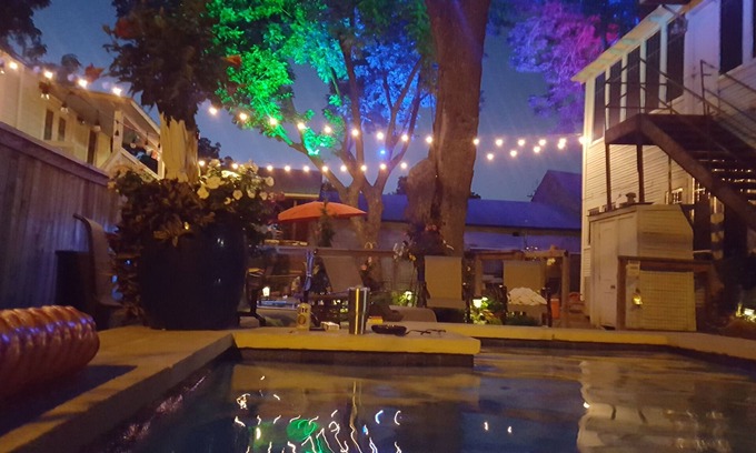 Alta Vista Casa | Cerca del centro, 1BR Carriage House, piscina, estacionamiento privado, mascotas OK