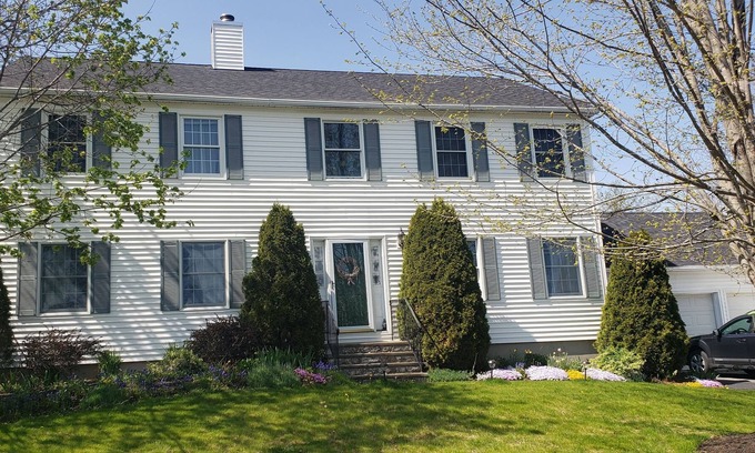 Waterville Casa | Near downtown, Colby/Thomas College. 2 story colonial family home