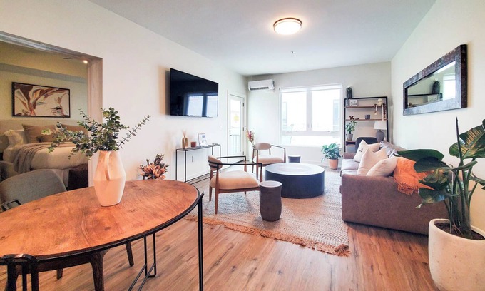 Franklin Park Apartamento | Near downtown Columbus with WiFi, AC, fitness room, restaurants, and parks.