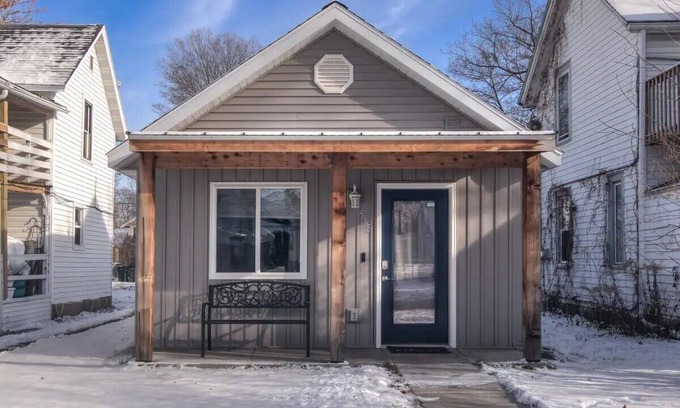 Eau Claire Casa | Near Downtown*Garage*Parking*Modern