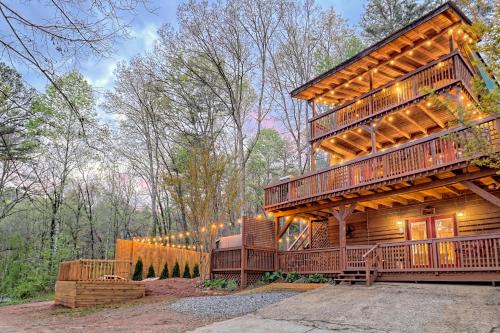 Helen Chalet De Esquí | Near Downtown Helen - HotTub, Sauna, Game Room, Fire Pit