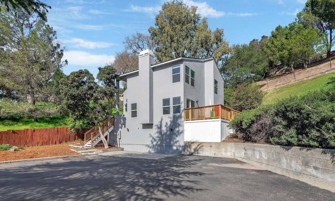 Atascadero Casa | Near Downtown l Peaceful l Modern l Kids Room
