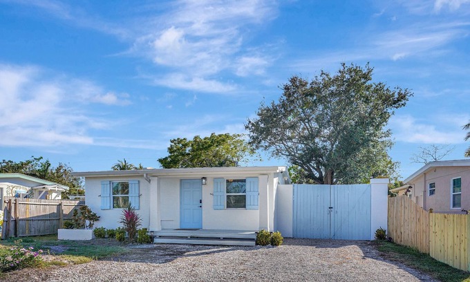 East Naples Cabaña | Near DownTown & Napes Beach! Cottage House 2QueenBeds Fenced Back Yard with deck