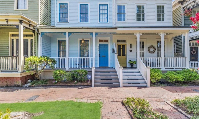 Savannah Victorian District Casa | Near downtown, walkable to restaurants and shops, off street parking! Minutes from parks and river street. close to the historical district