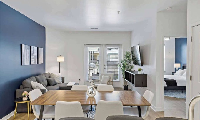 Cherry Apartamento | Sleek 2BD Getaway | 5 Mins to DT | Gym, Parking & Laundry