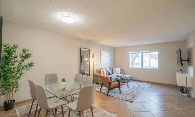 Cox Heights Apartamento | Roomy Retreat | Gym, Pool, Parking, Sleeps Eight