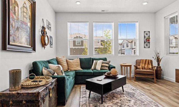 Eagle Casa | Near Eagle Island | Pool | King Bed | Parking | Smart TV
