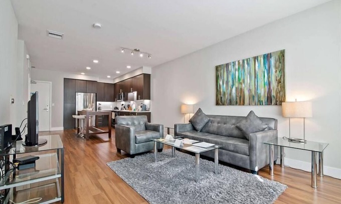 Shoreline West Apartamento | Near FB & Ggl 2 BR | Outdoor Swimming Pool