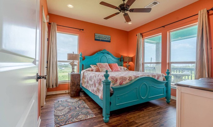 Galveston Casa | Near Ferry|RV Pad|Hookups|2 mins to Beach|Water Views