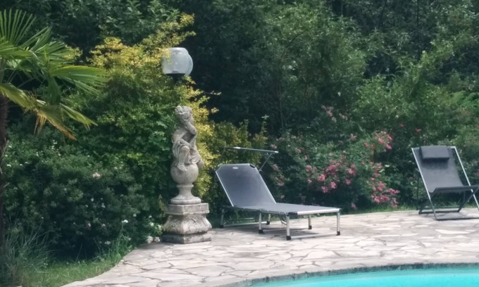 Foix Casa | Cerca de Foix, la calma junto a la piscina.