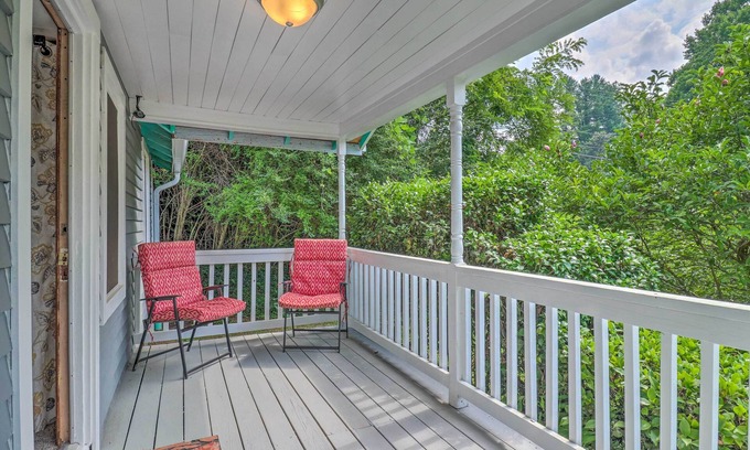 Sylva Cabaña | Near Hiking + Dining: Dtwn Sylva Cottage!