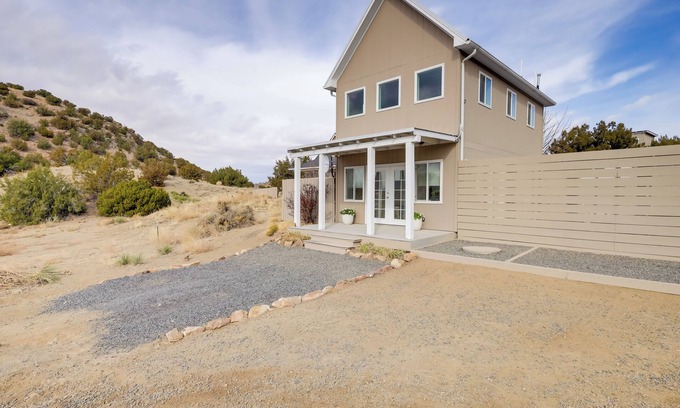 Cerrillos Apartamento | Near Hiking: Dog-Friendly Studio in Los Cerrillos