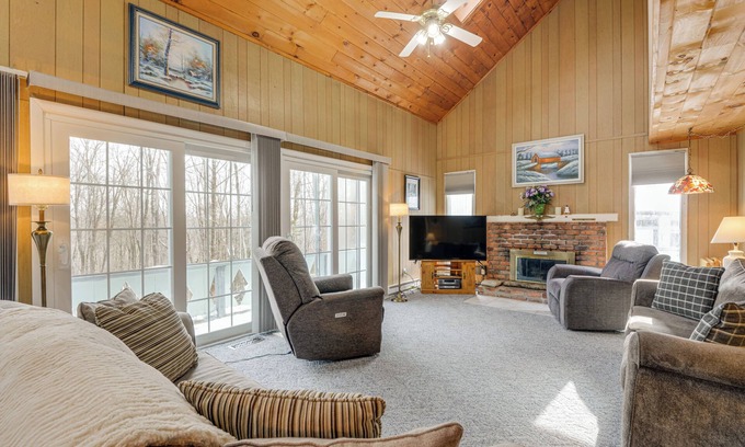 Wilmington Casa | Wilmington Home w / Pool Access- 20 minutos en el monte. Nieve