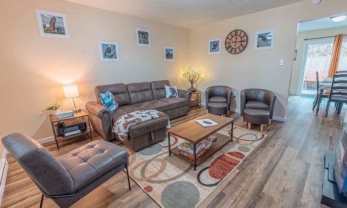 Saylorsburg Casa | Near Hiking & Water Parks!*Dogs OK*Wi-Fi*Fireplace