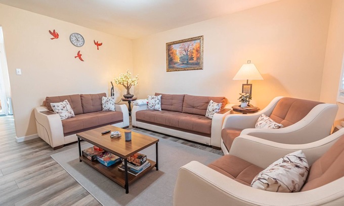 Saylorsburg Casa | Near Hiking & Water Parks!*Dogs OK*Wi-Fi*Fireplace