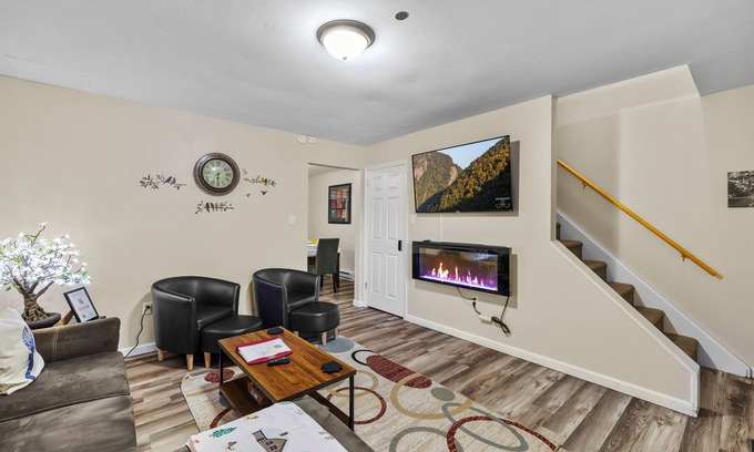 Saylorsburg Casa | Near Hiking & Water Parks!*Dogs OK*Wi-Fi*Fireplace
