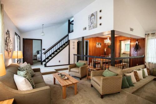 Montgomery Casa | Near Hospital & Dining- Merry on Moorcroft
